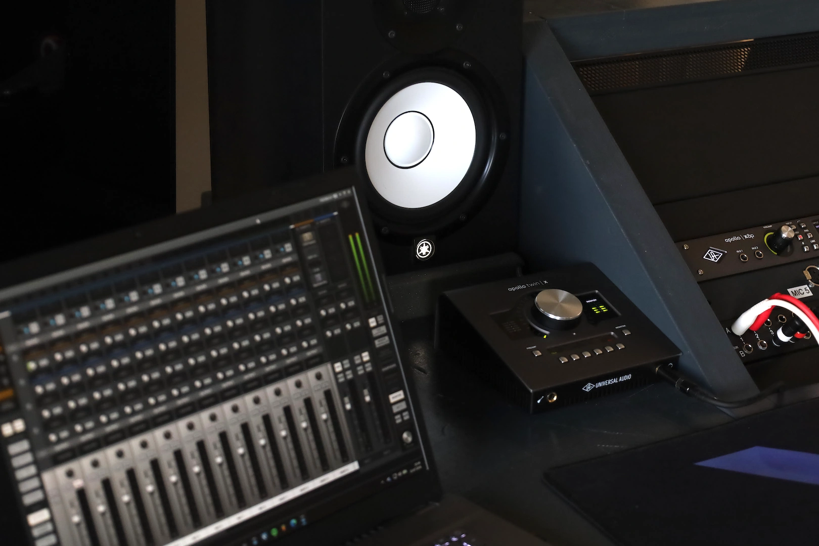 Mixing-Arbeitsplatz mit Apollo Interface und Studiomonitor