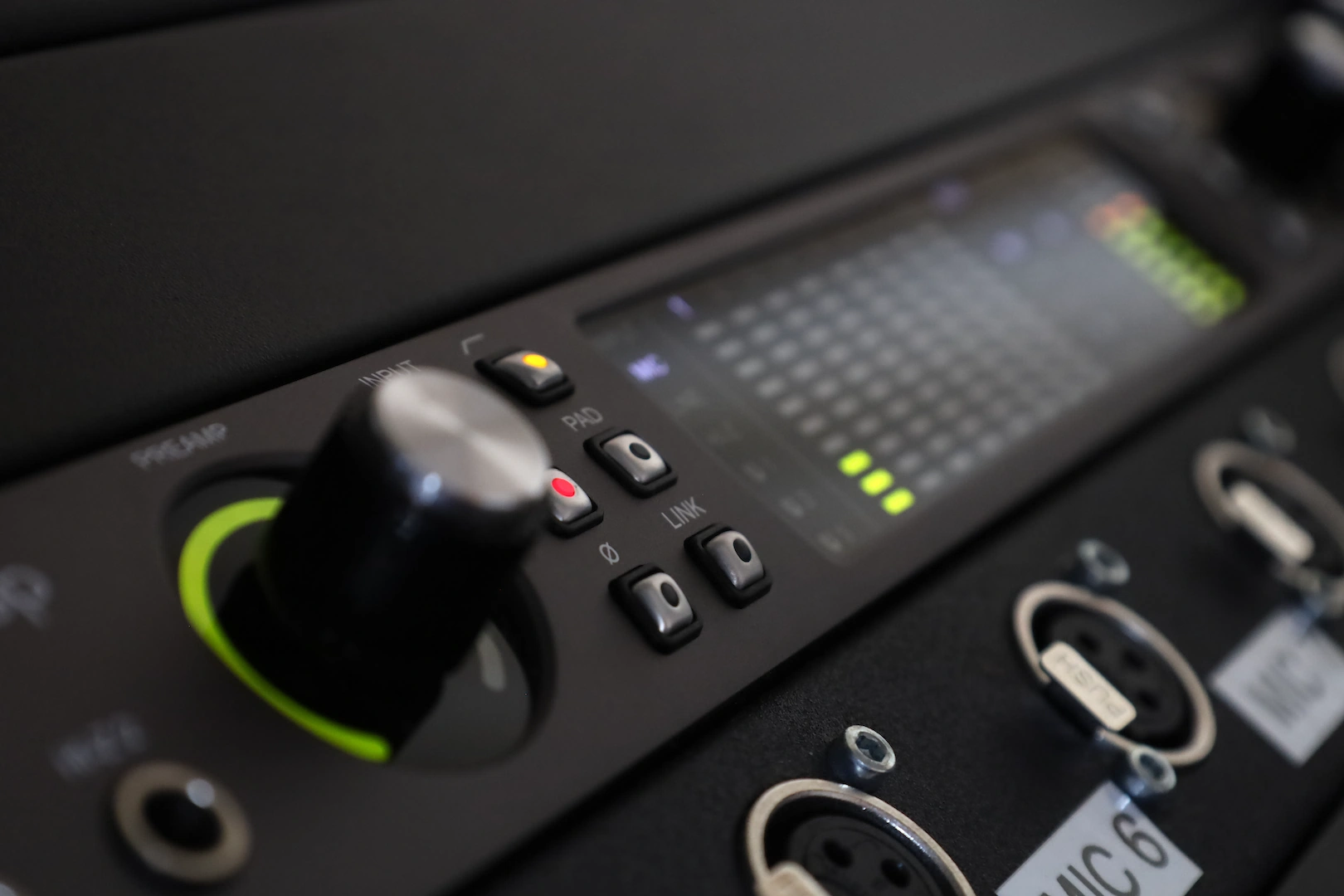 Interface-Anzeige und Metering im Studio
