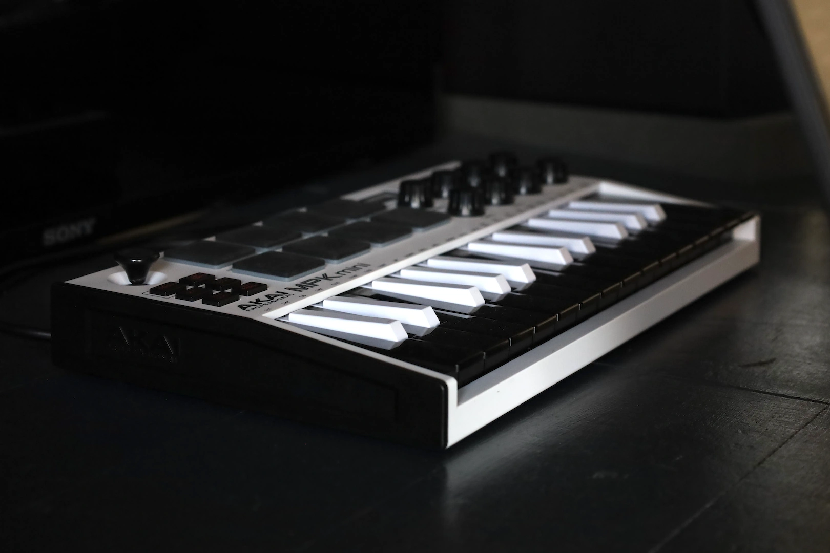 Keyboard-Detail im dunklen Studio-Setup