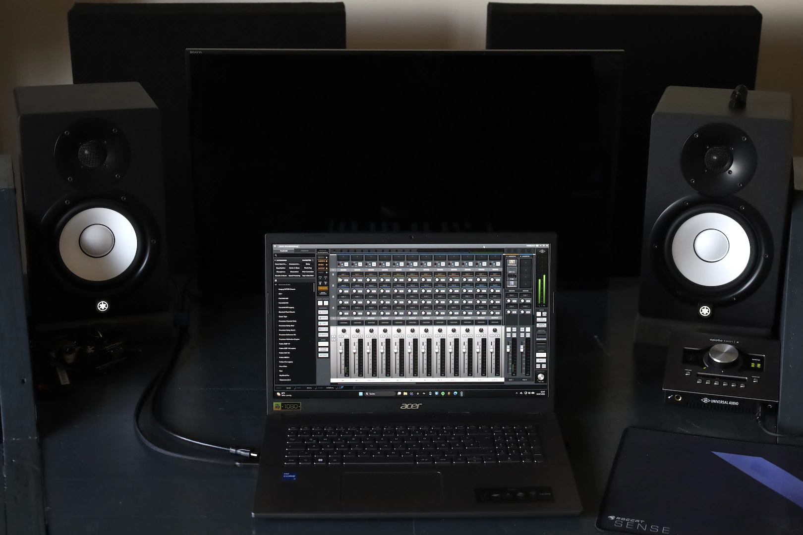 Mixposition mit Laptop, Audiointerface und Studiomonitoren
