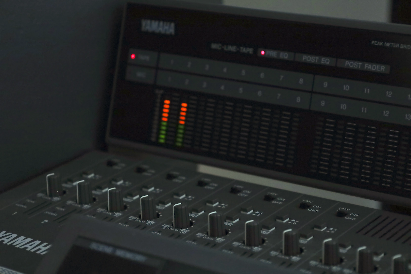 Yamaha Meterbridge und Kanalregler im Studio
